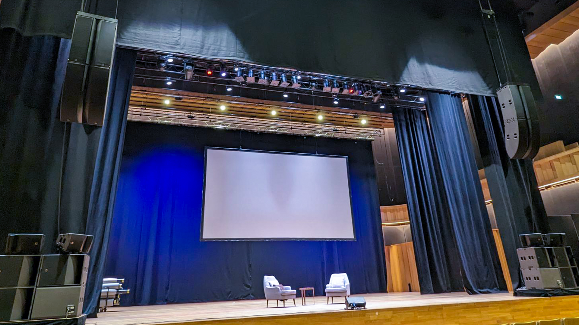 Nieuw L-Acoustics L Series-geluidssysteem in de Parkzaal van Musis Arnhem